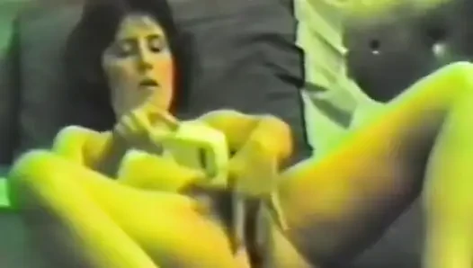 Cewek sange rambut cokelat lagi asik ngocok kontol pakai dua dildo