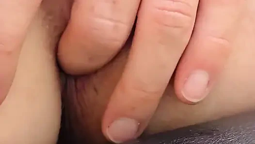 Рыжая трахает пальцами киску и задницу обнаженной на UTV говорит грязно