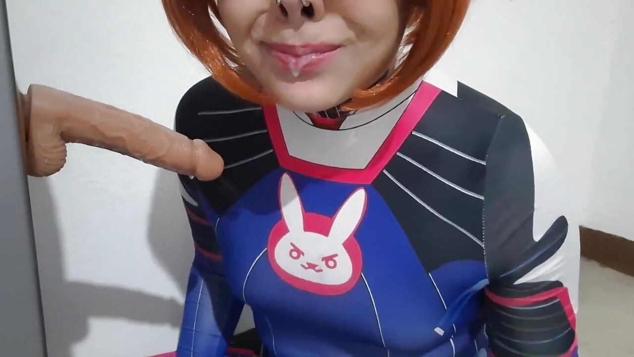Volledige Versie: Femboy Met Dva Cosplay En BDSM-neusneuken Die Een Pijpbeurt Geven, Sperma Eten En Diep in Keel Aan Grote Dildo