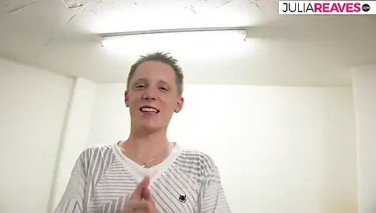 Dünnes mädchen würgt an einem großen schwanz und wird zu einem arsch abspritzen gefickt