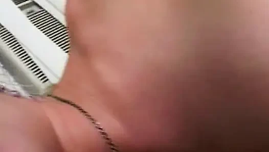 Heißer Handjob auf dem Sofa