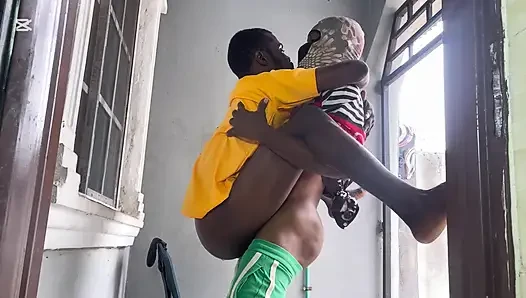 Cowok ini mengundangku saat nggak ada orang di rumah