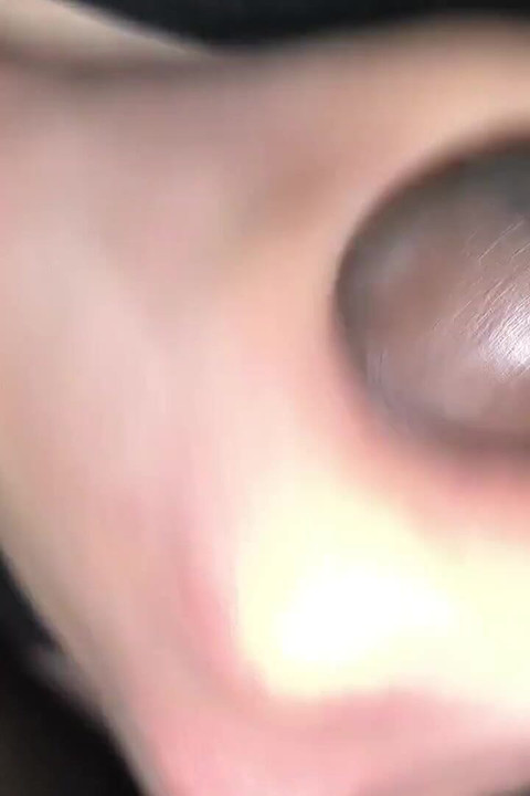 她需要成为一个好娘娘腔, 跪下并用她的嘴清洁他的鸡巴 1