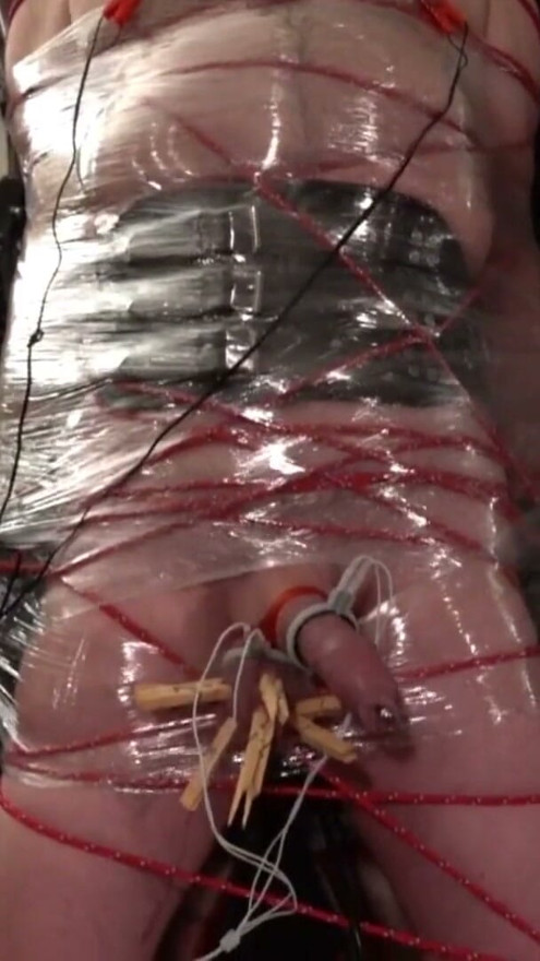 Frankenslave est suspendu dans un bondage de film avec un jeu électro dans le donjon de Lady Diva Cane | Clip 1