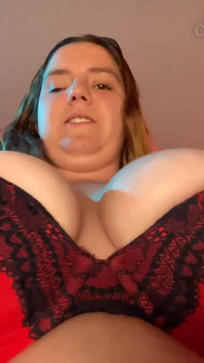 Vzrušující okamžik z "Domme Marie jezdí na tobě - Malá červená podprsenka, velké fialové dildo a WeVibe - POV CEI SPH JOi - Tři"