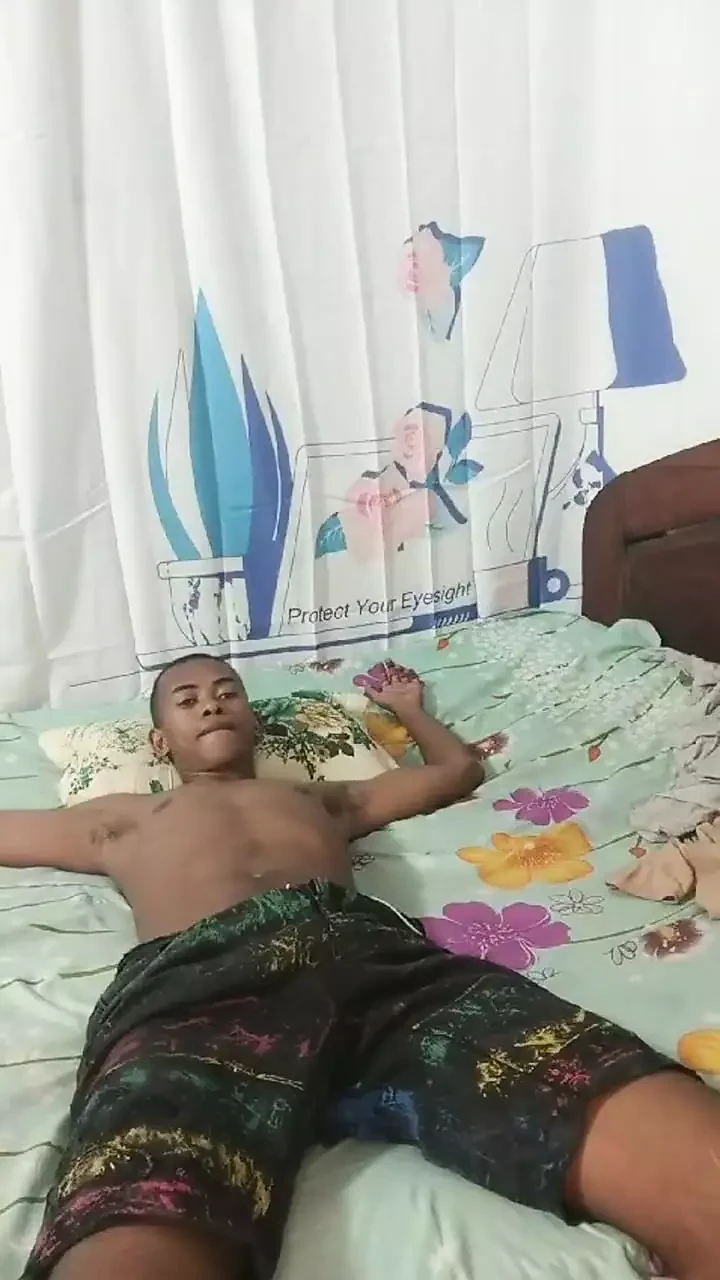 Cậu bé tuổi teen da đen thủ dâm vì bạn
