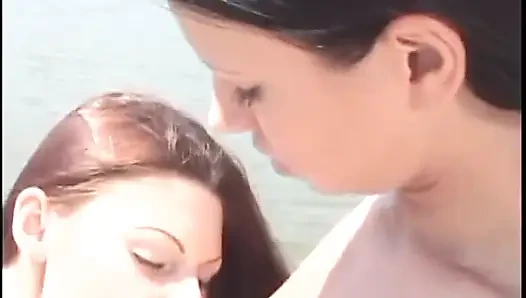 Teenie-mädchen ficken sich gegenseitig mit einem klaren dildo am strand