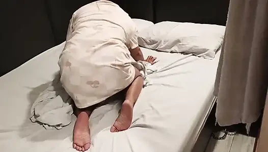 20 yaşındaki Pinay temizlik yaparken sikilmek istiyor