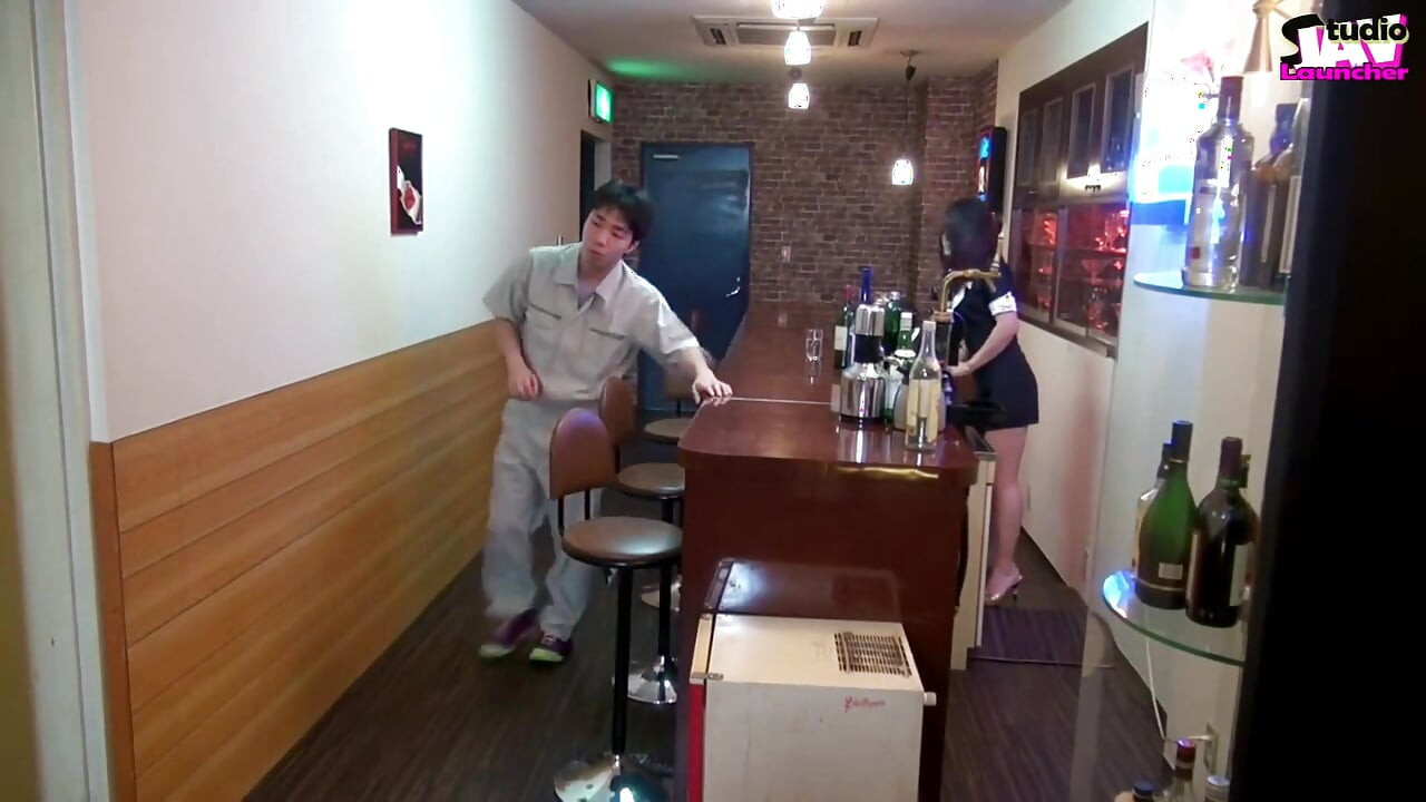 Zatłoczone napięcie, ryzykowny sekret buduje się, gdy stara się utrzymać kontrolę obok niego - Scene2