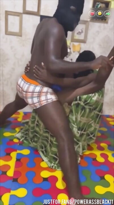 Biseksüel komşum sigara içerken ham deliğimin derinliklerine sokuyor