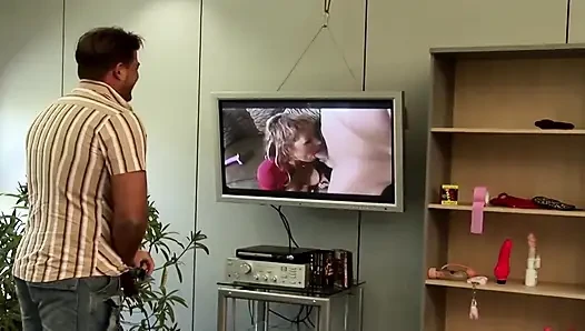 Французскую шлюшку с большими сиськами хардкорно трахнули двойным проникновением в тройничке