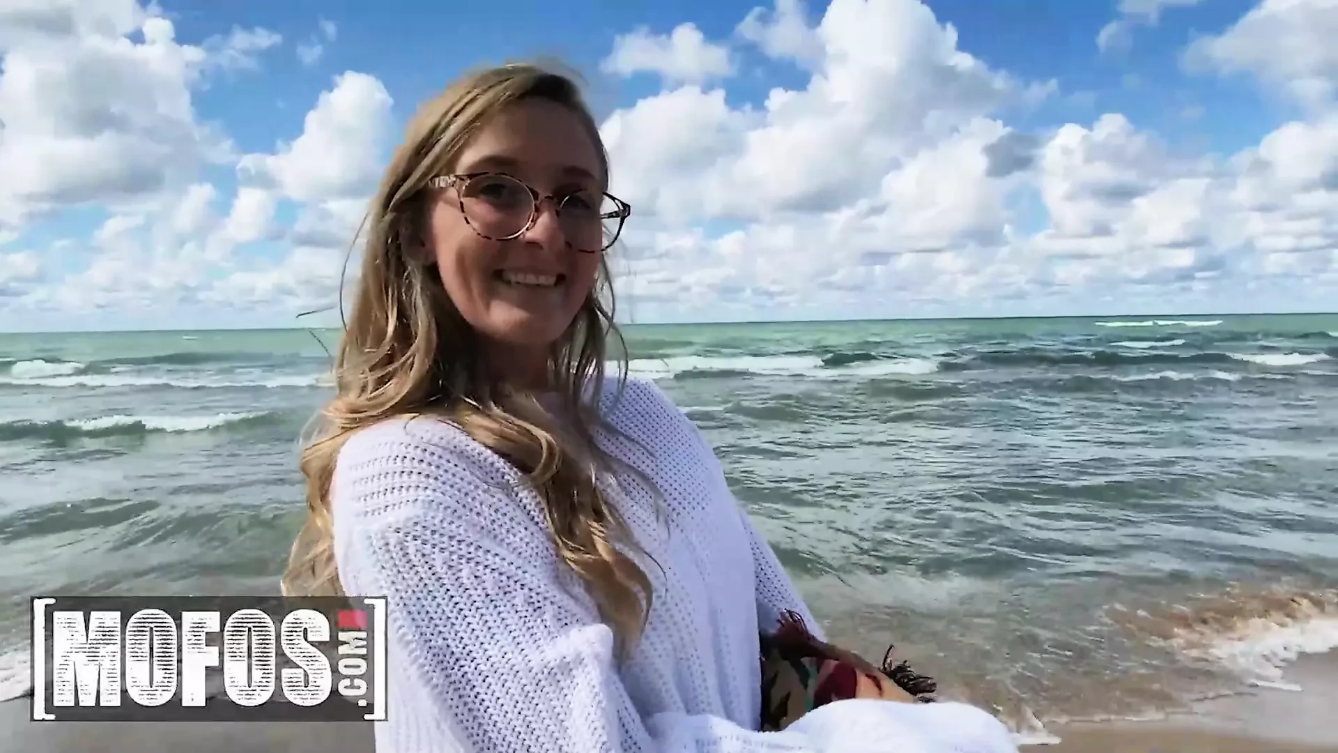 MOFOS - älskar inget mer än att vara naken på stranden och få en droppande creampie