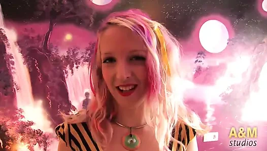 Соблазнительная испанская порно-модель Лиз Радуга. DVD