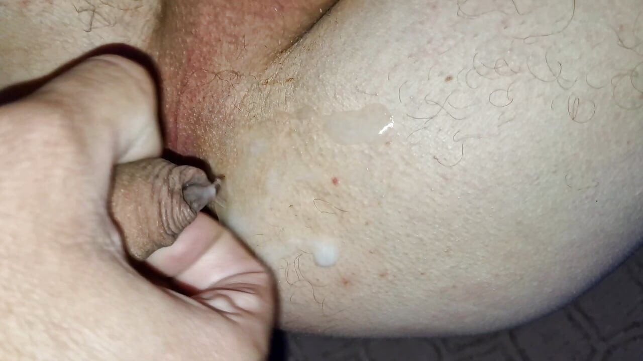 Хуй в задницу и трахнутая в сперму без презерватива, фембой