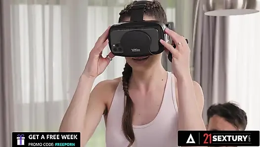 21 SEXTURY - возбужденная Candie Luciani принимает два члена в обе дырки вместо VR