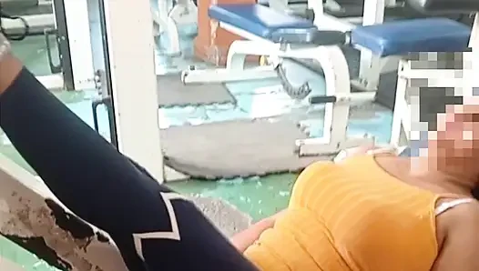 Wanita gym setuju untuk pulang
