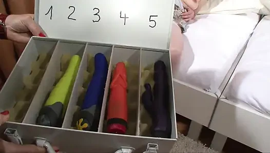 Büyük götlü kızıl Alman ateşli anne ev hanımıyla oynuyor
