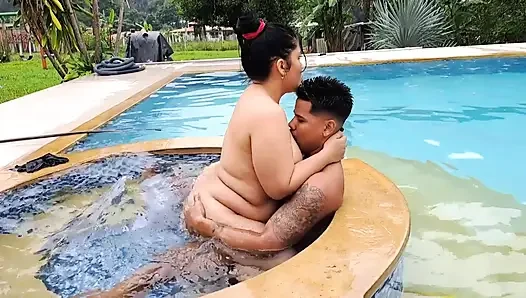 Ibu Tiri Saya Mengendarai Penis Saya Di Kolam Renang