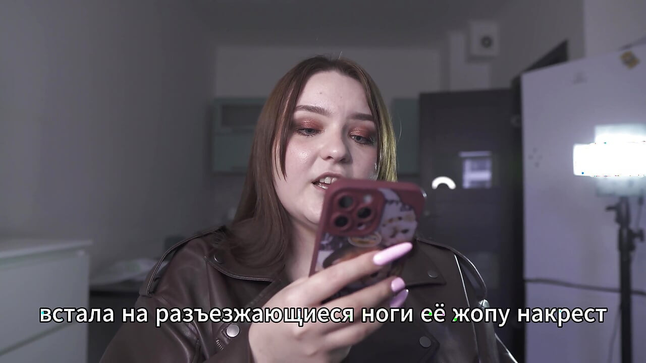 Porno hikayesi - teğmenin karısı memnuniyetle patronun altında yatıyor (Rus, sakso, sert seks, gavat)