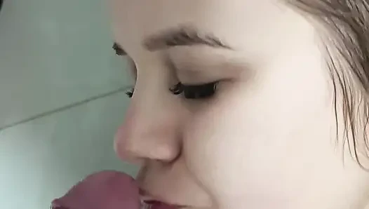 Heiße blondine wird in der dusche heiß