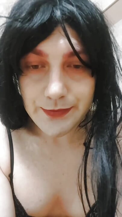 Sissy crossdresser muda gotik kulit putih
