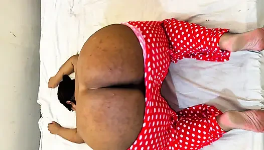 Büyük götlü şişman domuz Mısırlı ateşli tombul kız yatakta yabancı adamdan anal sikiş istiyor