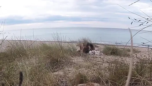 Французская учительница шлюшка делает минет на нудистском пляже перед незнакомцем с камшотом в любительском видео - Misscreamy