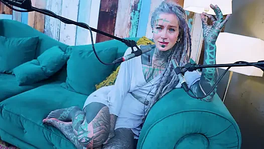 Aku berbicara tentang G - Grattitude- ASMR podcast SFW berbicara dengan gadis kurus gothic model tato rambut gimbal