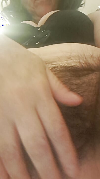 สาวรุ่นแม่น่าเย็ดในความร้อนดูดนิ้วจากหีแฉะๆ