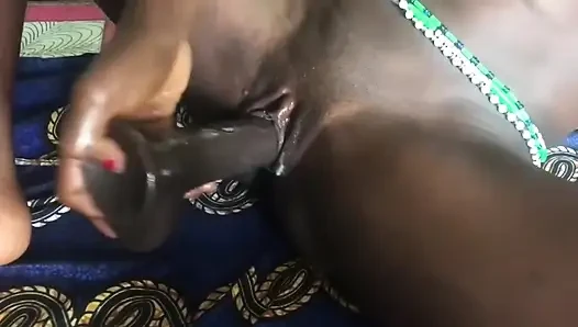 Üvey kızıma dildo kullanmayı öğretiyorum. İlk kez