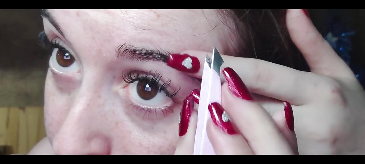 Frecându-mi sprâncenele de aproape