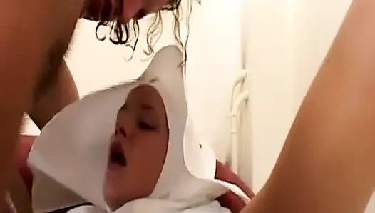 Büyük götlü esmer Alman ateşli anne fetiş sahnesinde anal sikiliyor