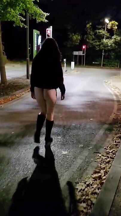 Pamer sekilas istri di depan umum