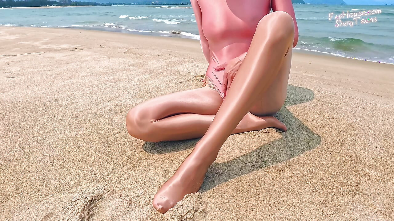901 Sjajni zlatni spandex najlonke i trikao na plaži