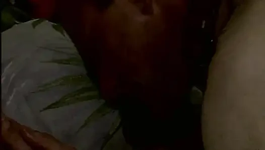 Sexy französische huren teilen großes spielzeug auf dem bett