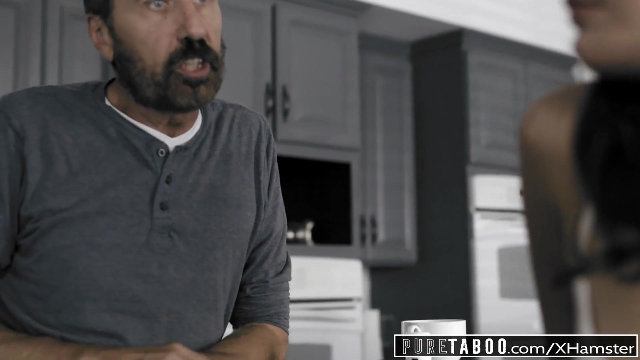 純粋なタブーティーン痴女Emily WillisがStepdadでスパンキング＆中出し