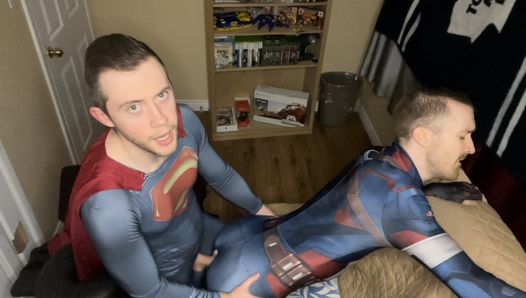 Superman jouit à l’intérieur de Captain America (cosplay avec des jumelles)