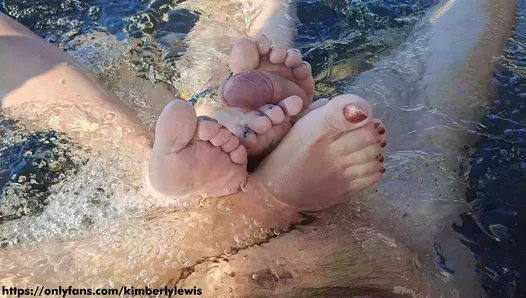 Al aire libre bañera trío de ensueño trabajo de pies y semen en mis pies mojados de hermanastras 4k