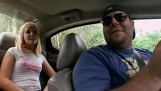 Küçük memeli sarışın genç kız yarağa biniyor ve yüzüne boşalma