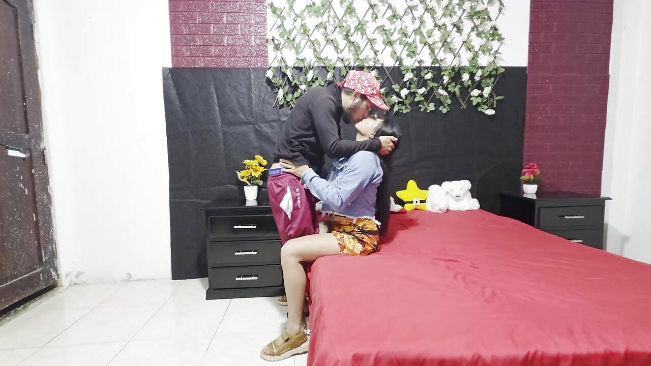 Park Séduction : une latina à forte poitrine offre un « job pervers » à un inconnu barbu - séance intense à la maison