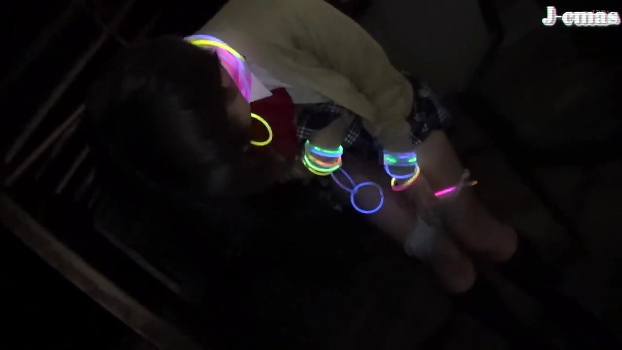 Uma beleza ousada abraça ao ar livre e deixa um traço quente onde a paixão transborda. 2º tempo - B