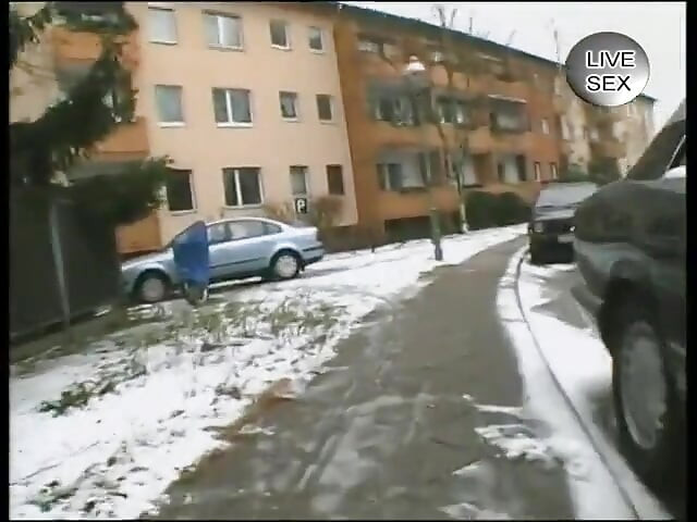 펠라하기 전에 자위하는 갈색 머리 스타킹