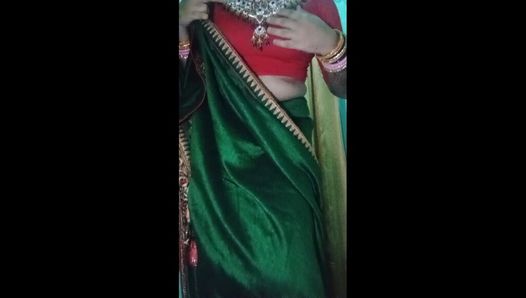 India crossdresser Gaurisissy vistiendo el sari verde xxx y sintiéndose sexy.