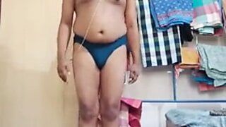De kledij van de natuur - oefening van de Indiase porno dekhengst Chandresha