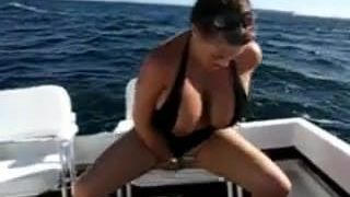 Peitos grandes saltando no barco