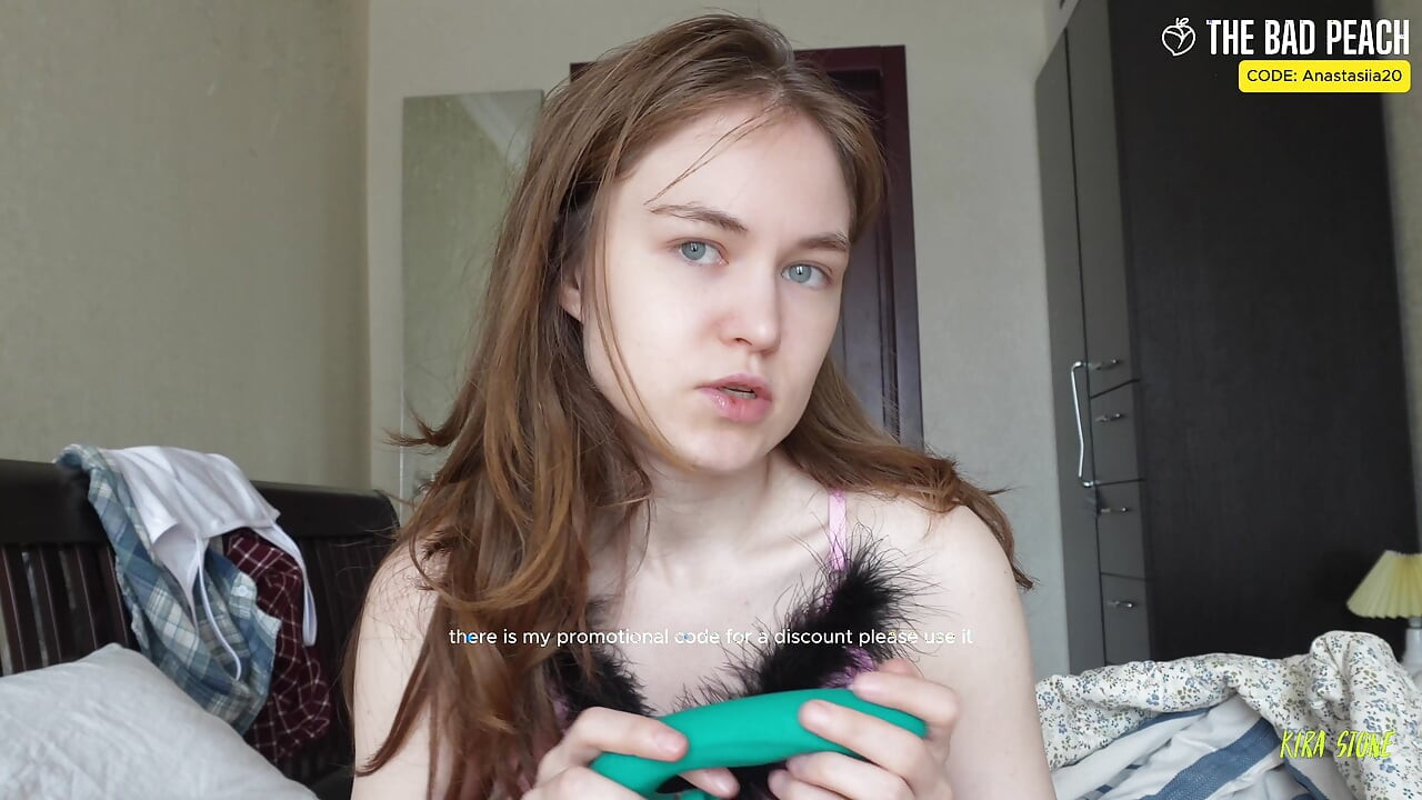 Gata! Natural. Mă uit la o jucărie în costum de iepuraș. Piersică proastă))))))