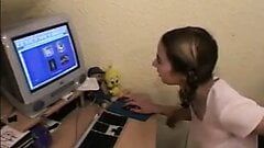 Lesbische Tante ist Computerexpertin