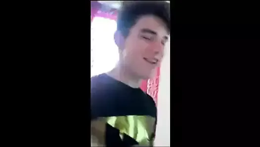 Menino de 18 anos adora chupar um pau