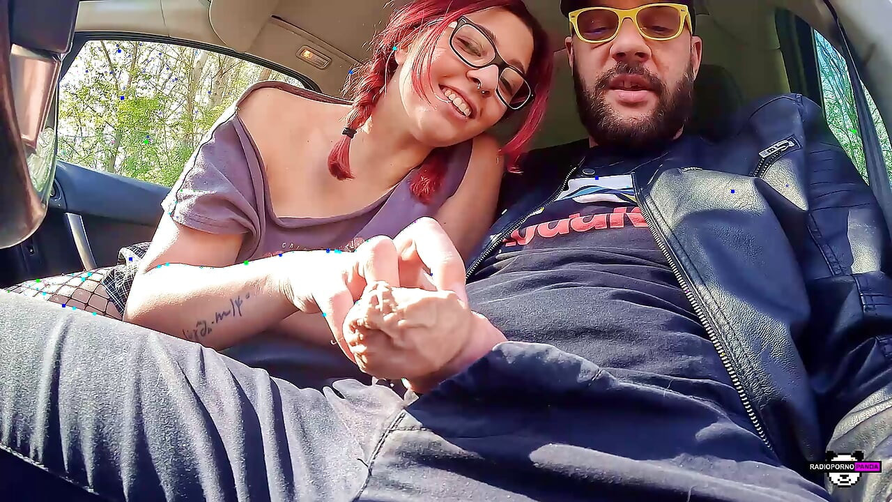 Blowjob di dalam mobil, muncrat