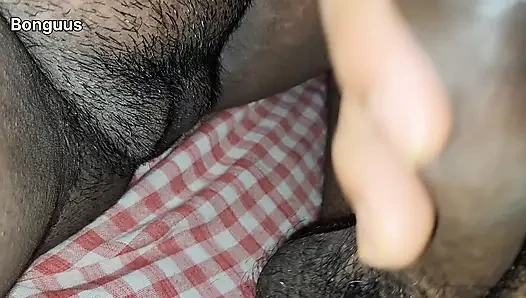 Bibi desi berbagi tempat tidur aku menyetubuhi memeknya di softcore malam - close up